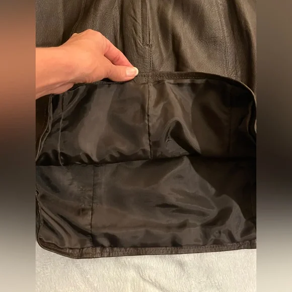 Leather mini skirt by Amanda Smith. Vintage. Decorative stitching. Dark Brown 12 - Picture 11 of 12